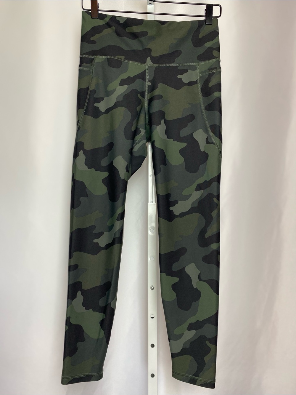Old Navy Womenʻs Bold Green Camouflage Elevate Go-Dry Ankle Length Leggings L